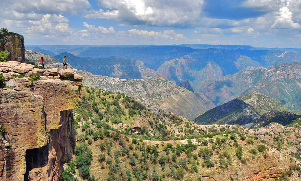 Qué-hacer-en-las-Barrancas-del-Cobre-y-la-estación-Divisadero-parque-de-aventuras-piedra-volada