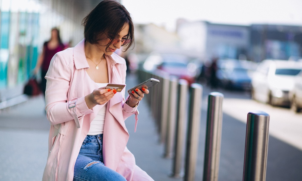 Девушки ничего не делают. Woman with smartphone midjourney.