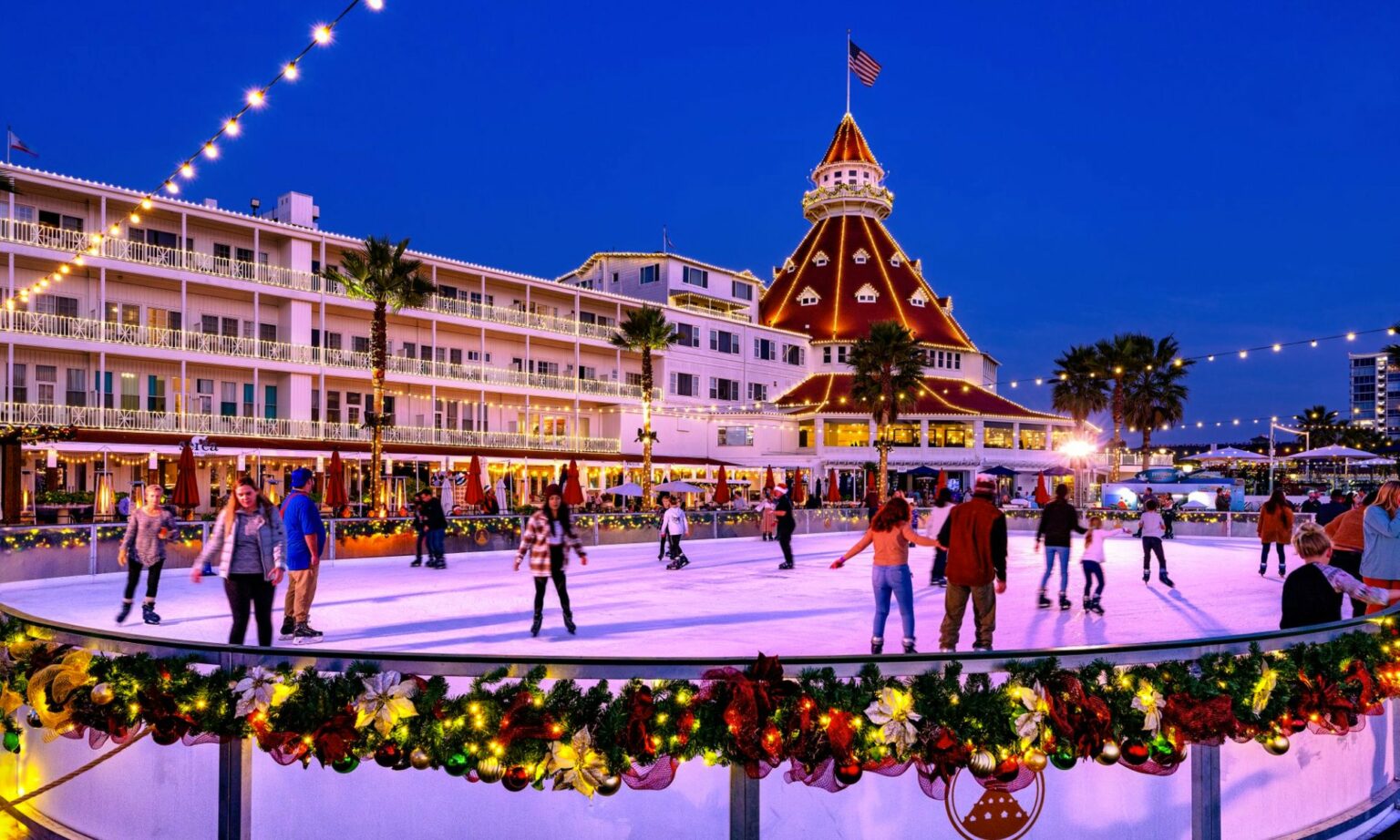 La Navidad llega al Hotel del Coronado al estilo Art Deco Travel Report