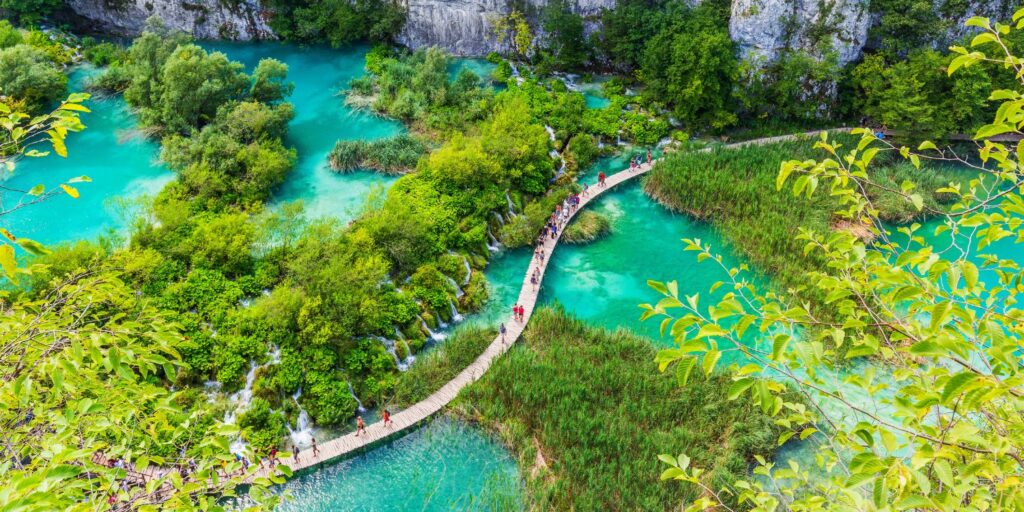 Maravíllate con los lagos de Plitvice, Croacia en los Balcanes