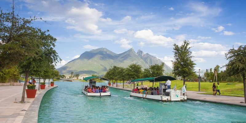 Paseo en santa Lucía Monterrey