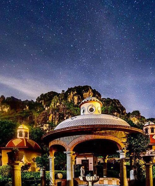 centro de tepoztlan de noche