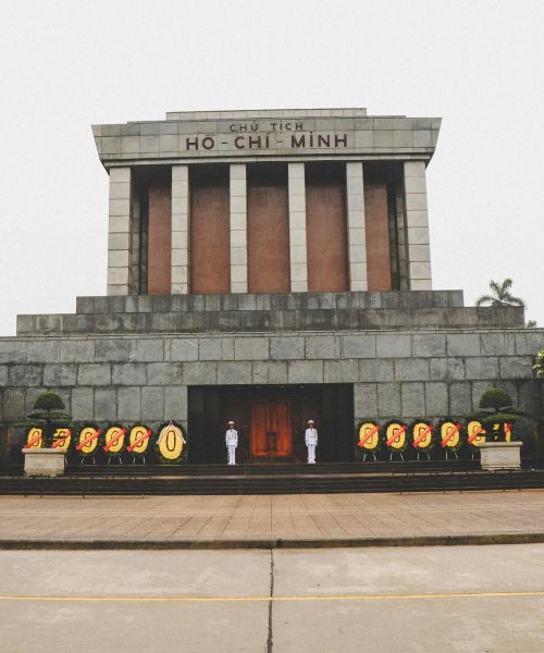 mausoleo de ho chi minh en hanoi vietnam