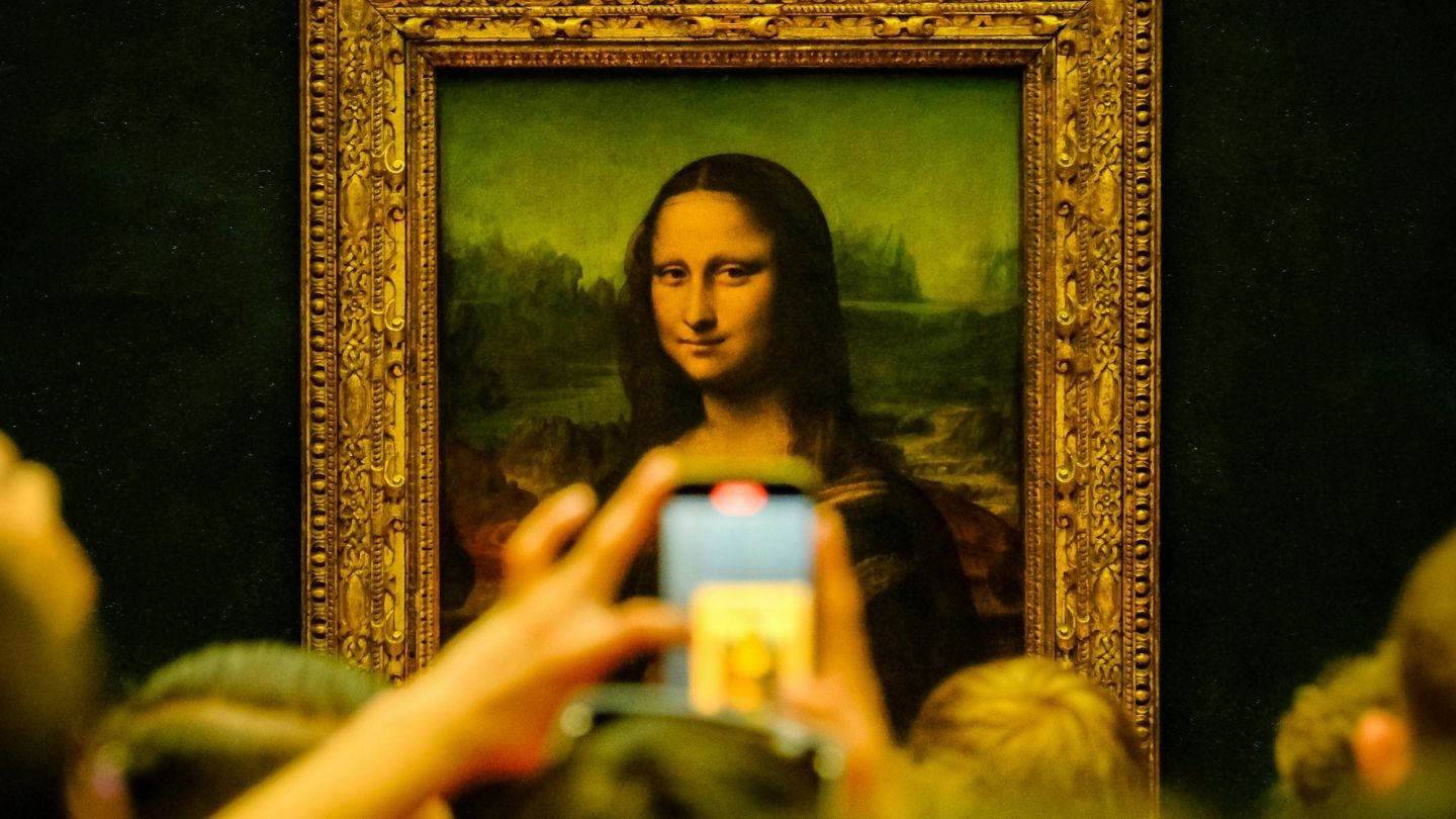 la mona lisa se exhibe en el museo del louvre