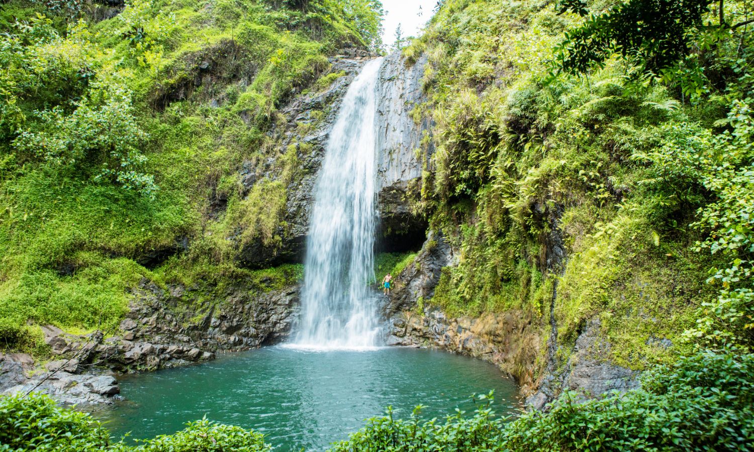 cascada en la polinesia francesa