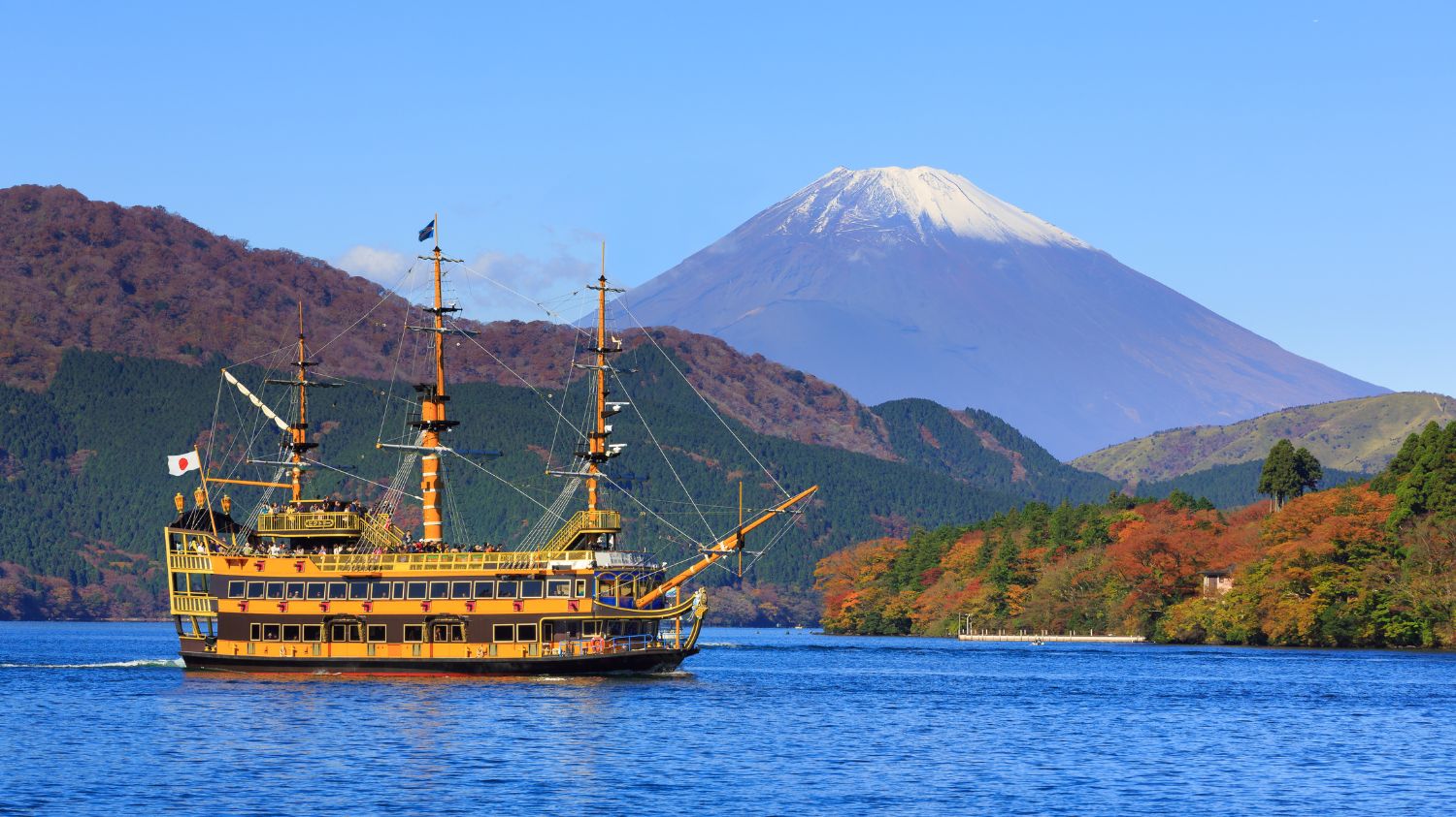 paseos en barco por el lago ashi en japón